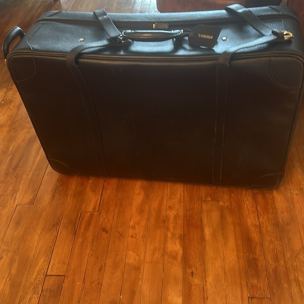 T.Anthony 31 ‘’ Dressage Leather wheeled Packing case original price $4200. New